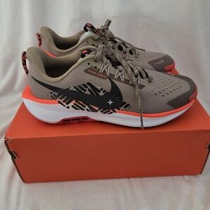 Nike Pegasus Trail 5 Running Shoe Sneaker Khaki/Brown/Crimson Kids US Sz 5 NIB
